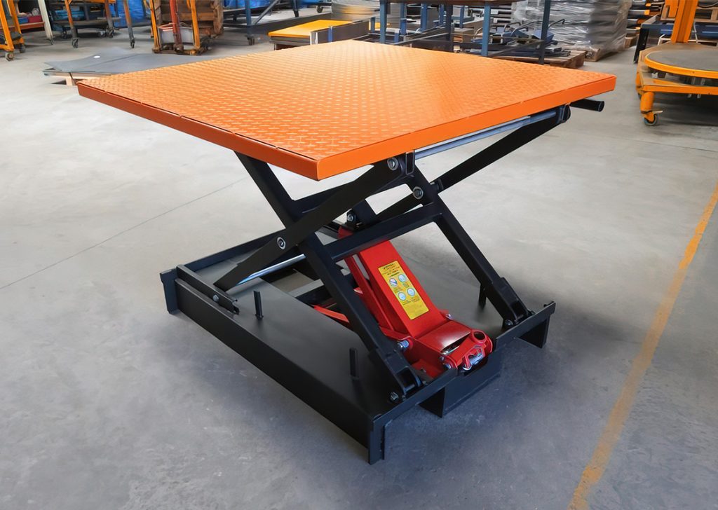 Fully raised mechanical pallet elevator with steel scissor-lift platform